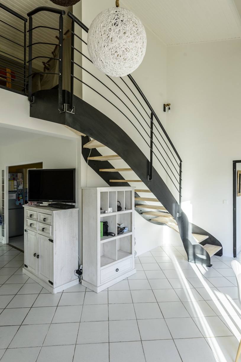 escalier quart tournant en fer et en bois