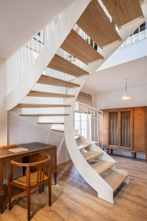 escalier deux quart tournant fer blanc et bois