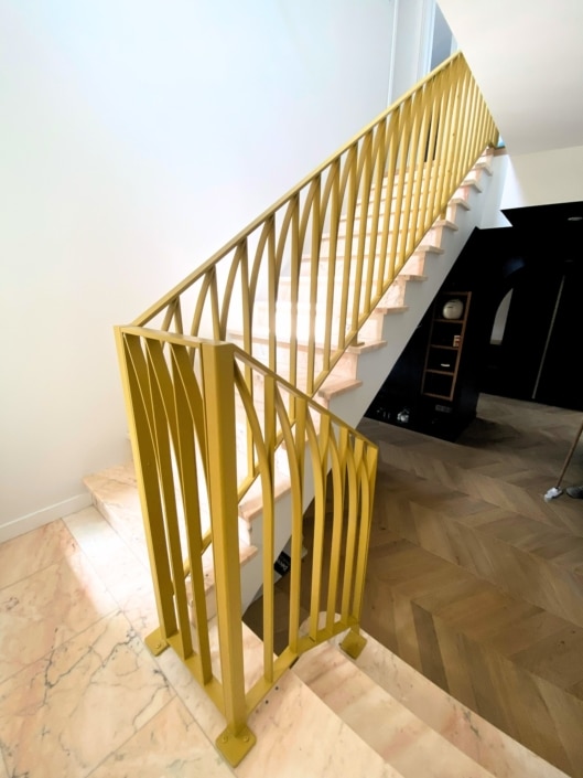 escalier avec garde-corps en métal jaune